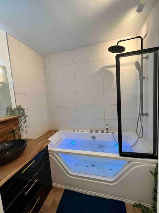 Balneo & Sauna, Sejour Detente Aux Teinturiers - Metro Charpennes - Garage Villeurbanne Eksteriør billede